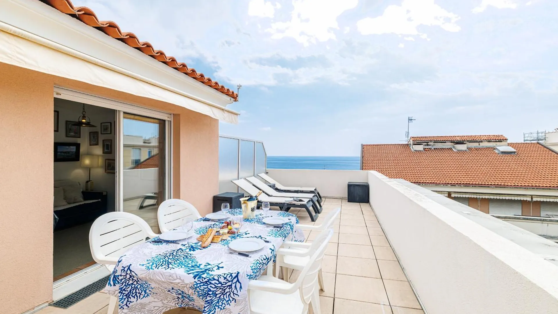 904 - Rooftop In City Center, Beach 100M Away Menton