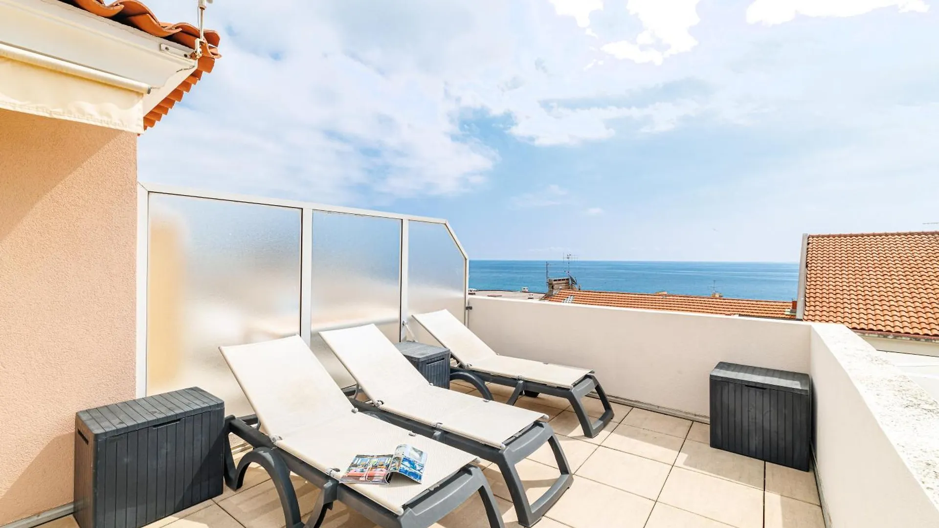 904 - Rooftop In City Center, Beach 100M Away Menton Apartment